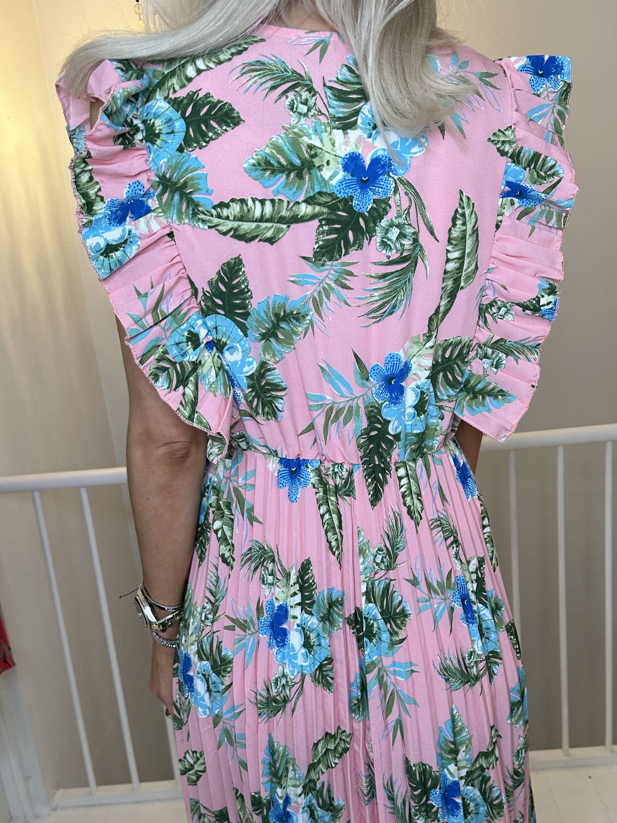 Lullu Tropical - Lang kjole med flæser og plisseret skørt